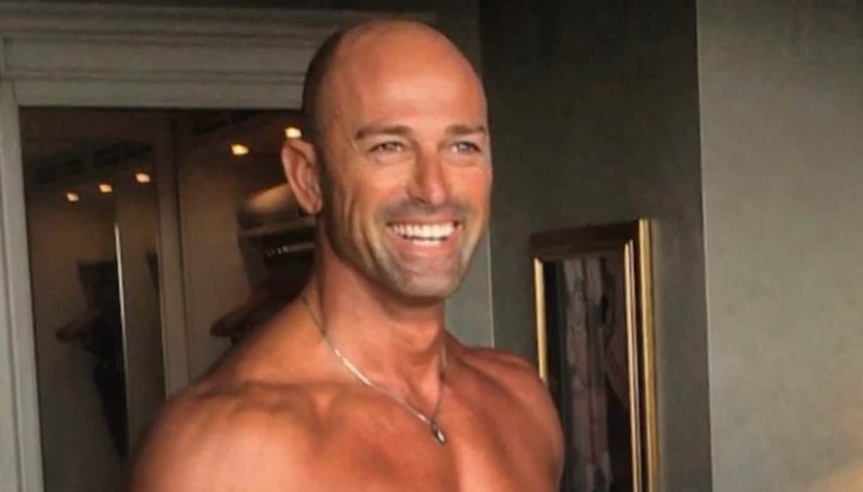 Stefano Bettarini al veleno, festeggia l’insuccesso del GF Vip e brinda alla vittoria degli ascolti de “L’anno che verrà” su Rai 1