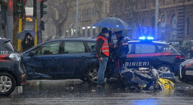 Roma, centauro 26enne passa con il rosso, travolto e ucciso da un’auto, gravissima la sua fidanzata