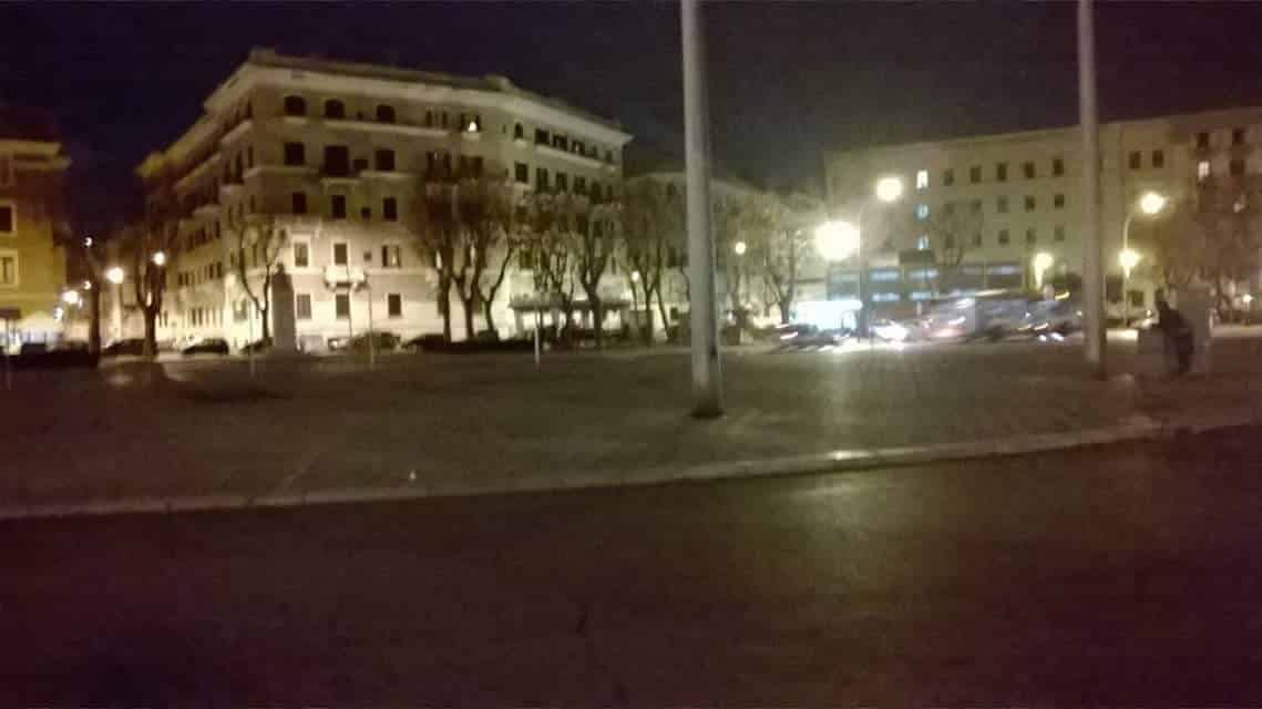 Bari, 50 enne si accascia al suolo e muore in piazza Diaz, stava mangiando un panino, attoniti i familiari