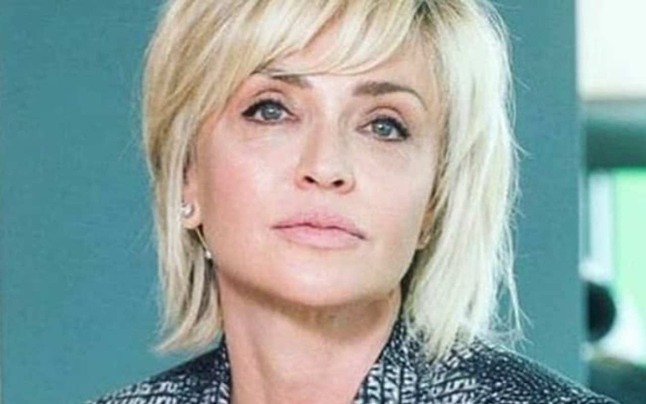 Verissimo, Paola Barale molto infastidita da una domanda di Silvia Toffanin le risponde gelida: “Spero che questa sia l’ultima volta”