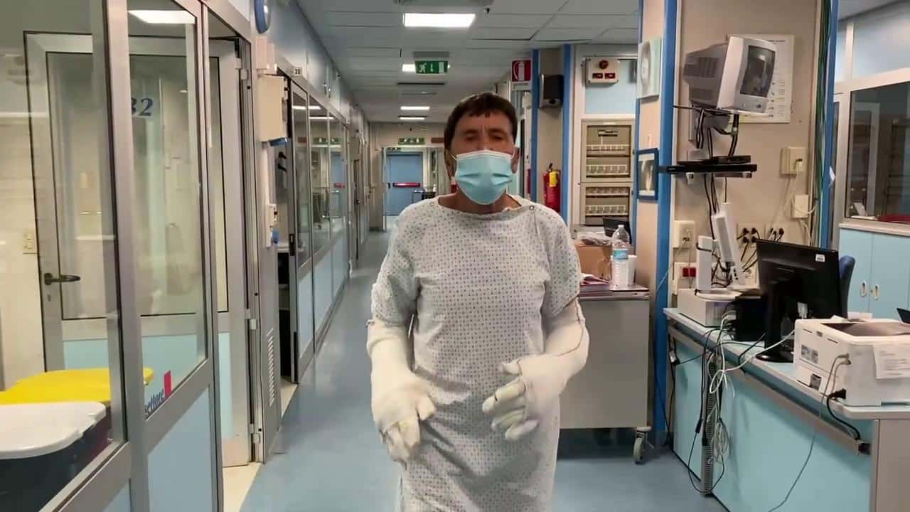 Gianni Morandi pubblica una foto dall’ospedale e il web lo attacca duramente