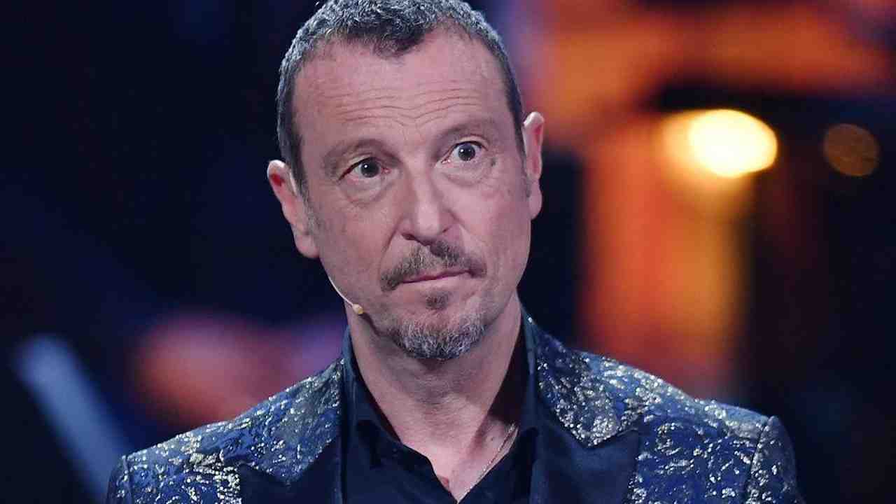 Festival di Sanremo, Amadeus al veleno in conferenza stampa “Io mi scuso per l’orario ma si scusassero anche …”