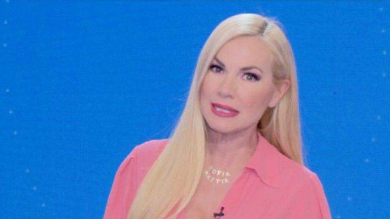 Mattino 5, Federica Panicucci in grande imbarazzo e poi affronta la situazione: “Siamo in diretta, parli direttamente con noi”