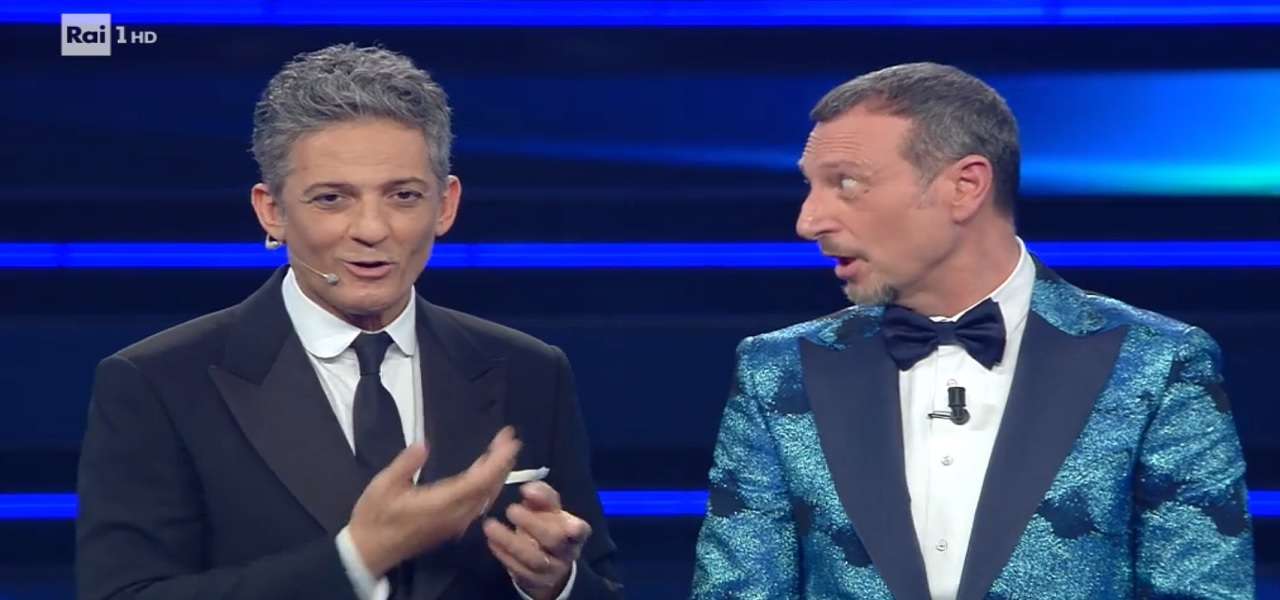 Sanremo 2021,  Fiorello sputa sul palco e Amadeus lo guarda senza parole, gelo all’Ariston