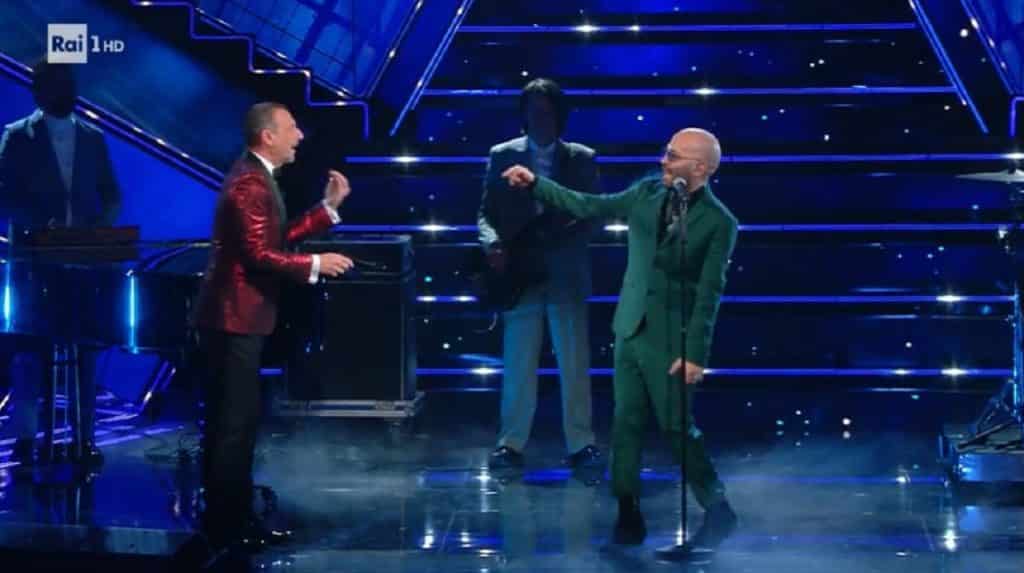 Sanremo 2021, Amadeus fa  una clamorosa gaffe con Giuliano Sangiorgi ma arriva Fiorello in soccorso che dice …