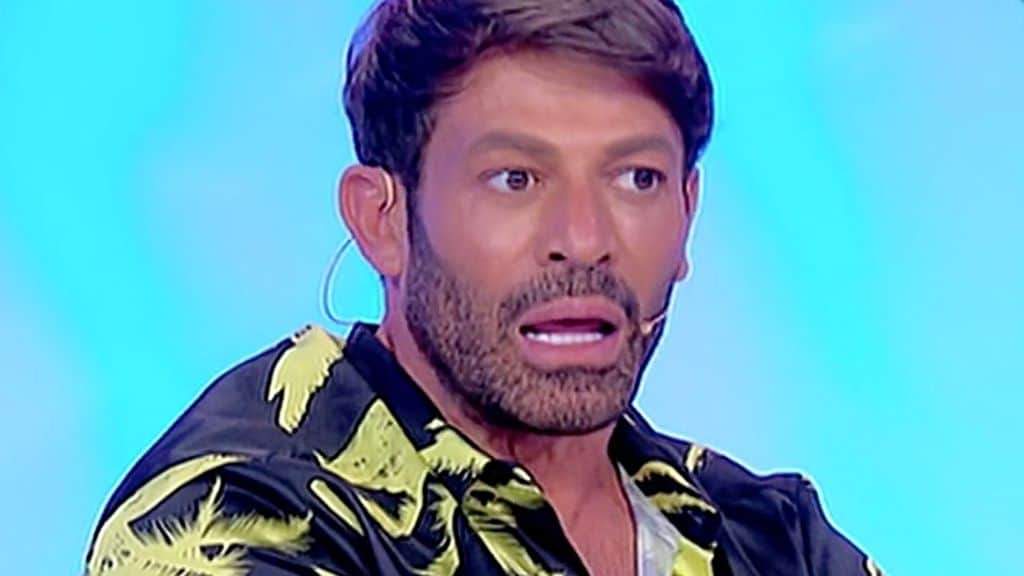 Gianni Sperti non si nasconde più e rivela “Ormai lo sanno tutti che … “