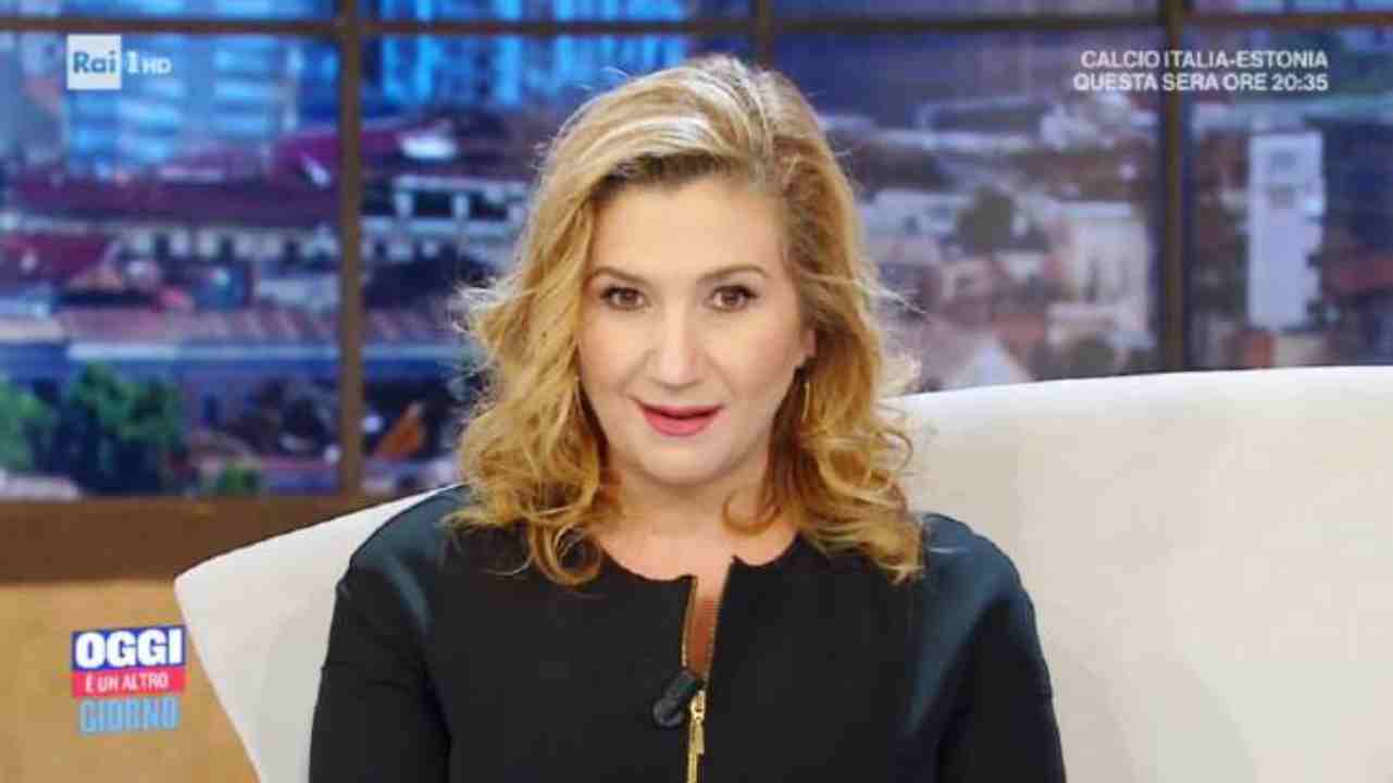 Oggi è un altro giorno, Serena Bortone deve presentare un ospite ma fa una gaffe imbarazzante e l’ospite replica “Dai …”