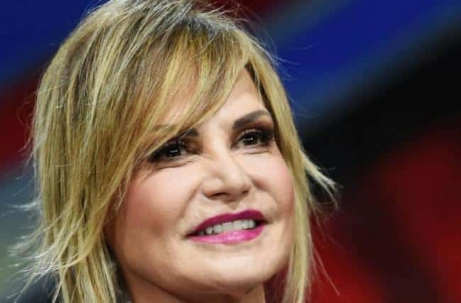 Simona Ventura nella bufera, “Le donne …”, il web la massacra