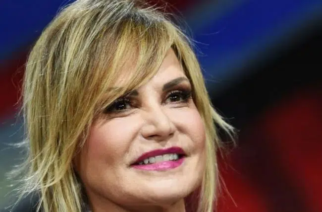 Simona Ventura nella bufera, “Le donne …”, il web la massacra