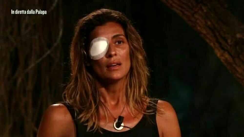 Isola dei Famosi 2021, bomba di Dagospia “Elisa Isoardi non si è ritirata per l’incidente all’occhio ma …”