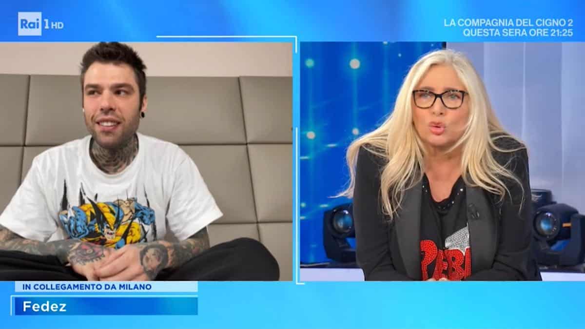 Domenica In, Mara Venier fuori di sè mentre intervista Fedez, alla fine gli dice spazientita “Mi fai …”