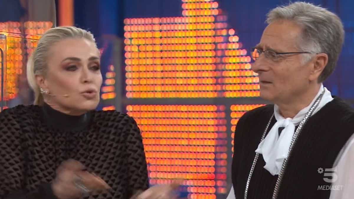 Avanti un Altro, Paola Barale una furia contro Paolo Bonolis e lui “Non tornare più …”