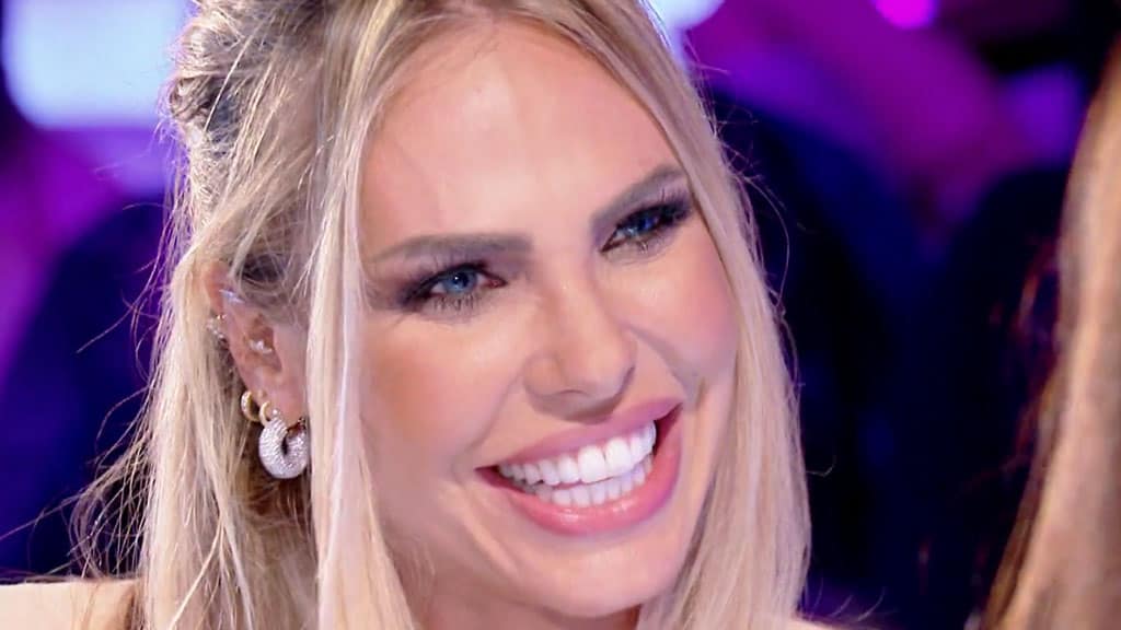 Isola dei Famosi, Ilary Blasi nella bufera: “E’ troppo aggressiva …”