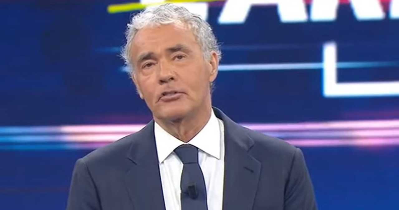 Massimo Giletti,  nascosto dietro una macchina baci roventi con …