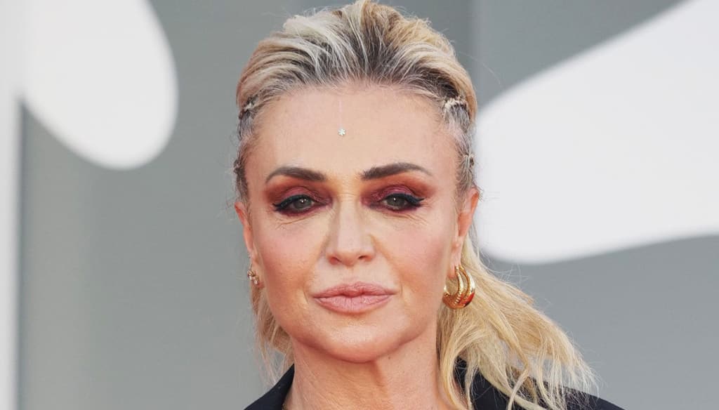 Paola Barale, prima spara a zero su Signorini e i reality e poi accetta di andare al Gf Vip, le sue parole