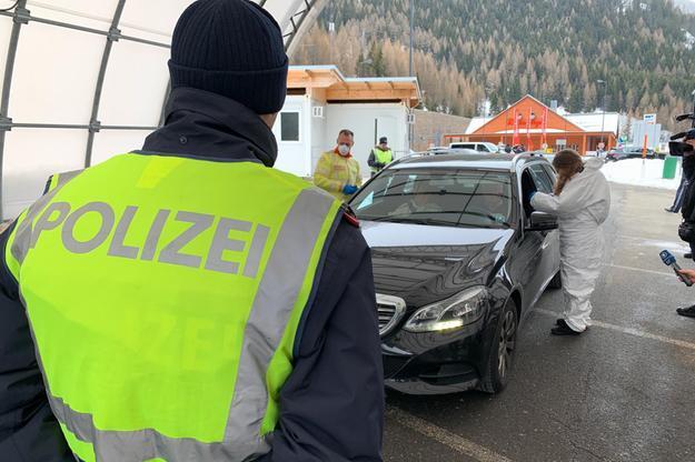 Austria misure anticovid-19, 100 turisti italiani respinti dalla polizia al confine,  “Non avevano motivo d’ingresso”