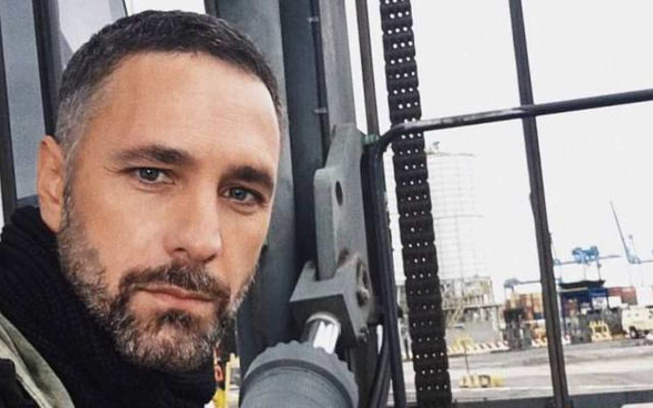 Raoul Bova sui social festeggia la laurea del figlio, i commenti umiliano l’attore