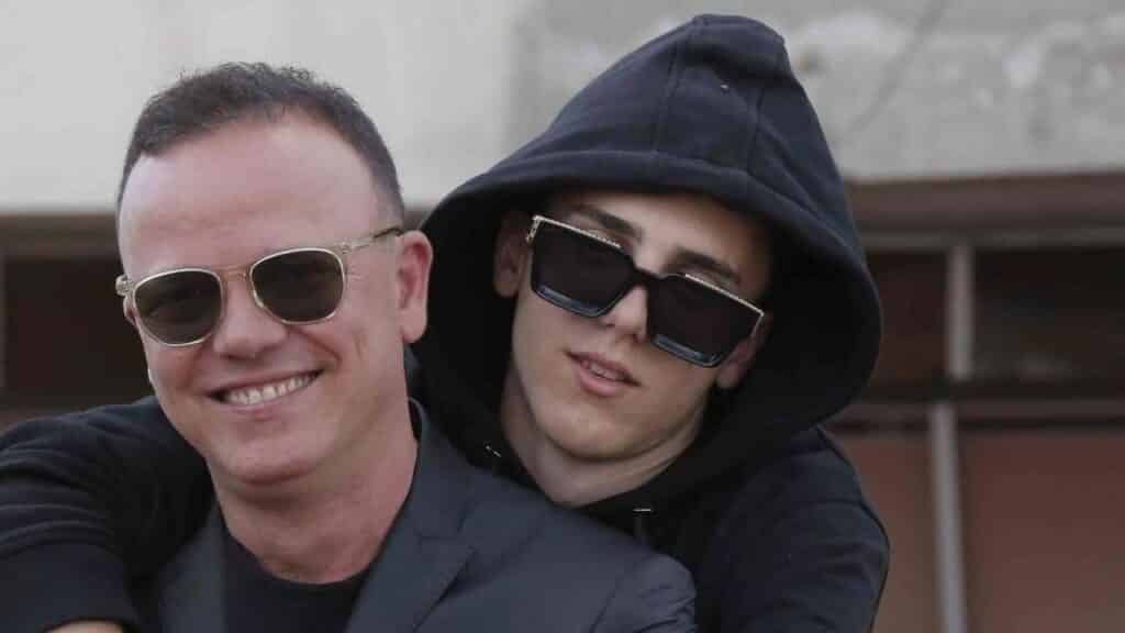 Gigi D’Alessio, il figlio Luca senza freni, cambia il cognome e dice