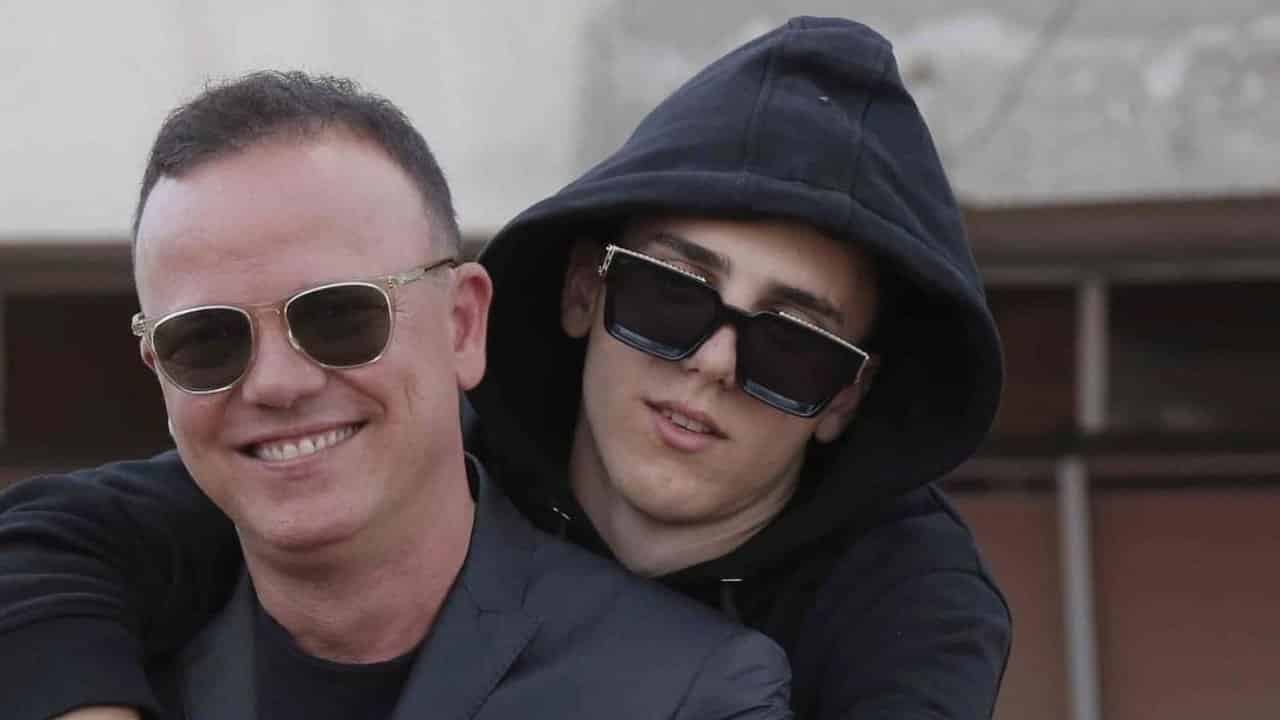 Gigi D’Alessio, il figlio Luca senza freni, cambia il cognome e dice “Non sono più il figlio di…”