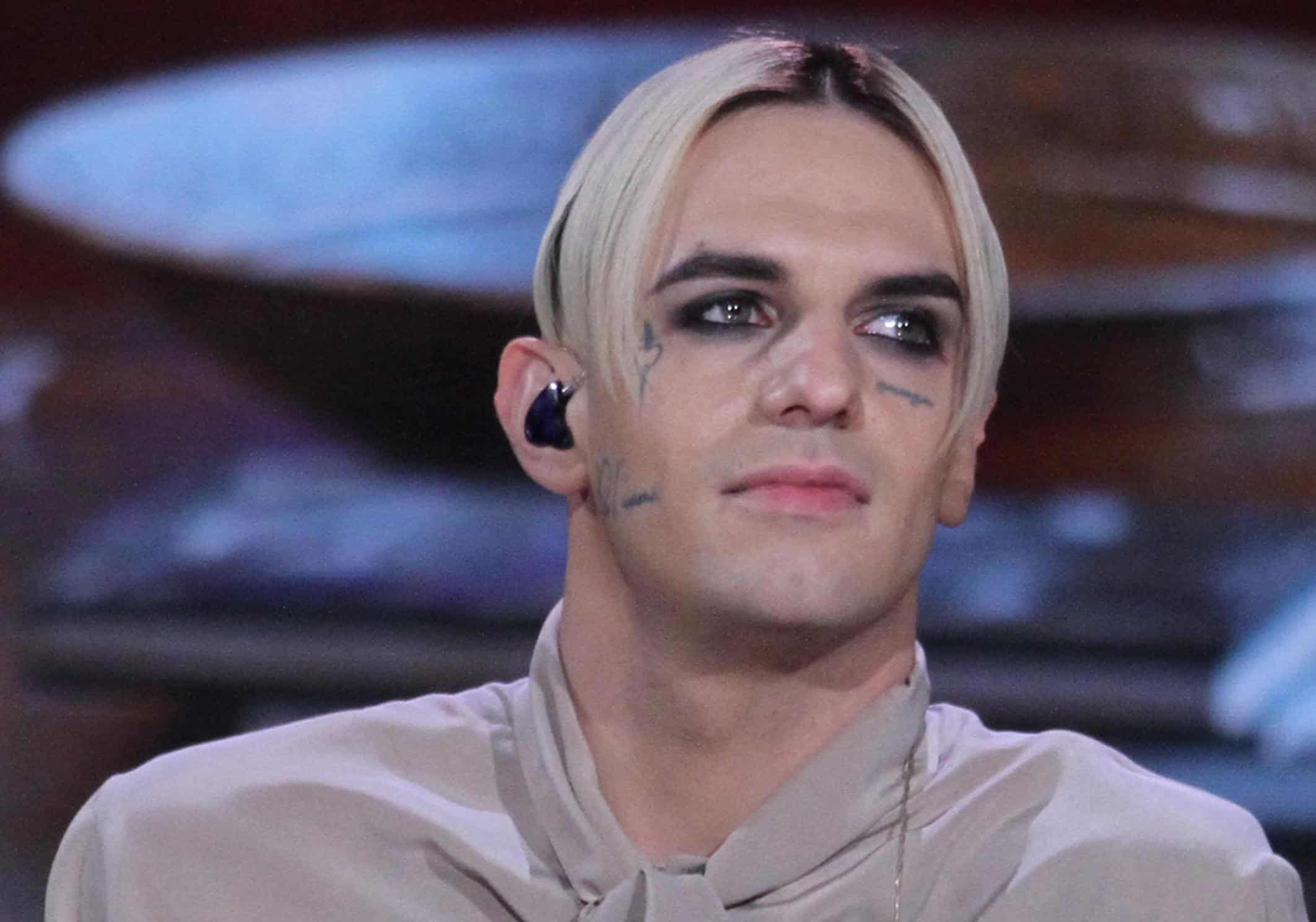 Achille Lauro prima va ospite a Felicissima Sera e poi scrive sui social: “Mi hanno umiliato”