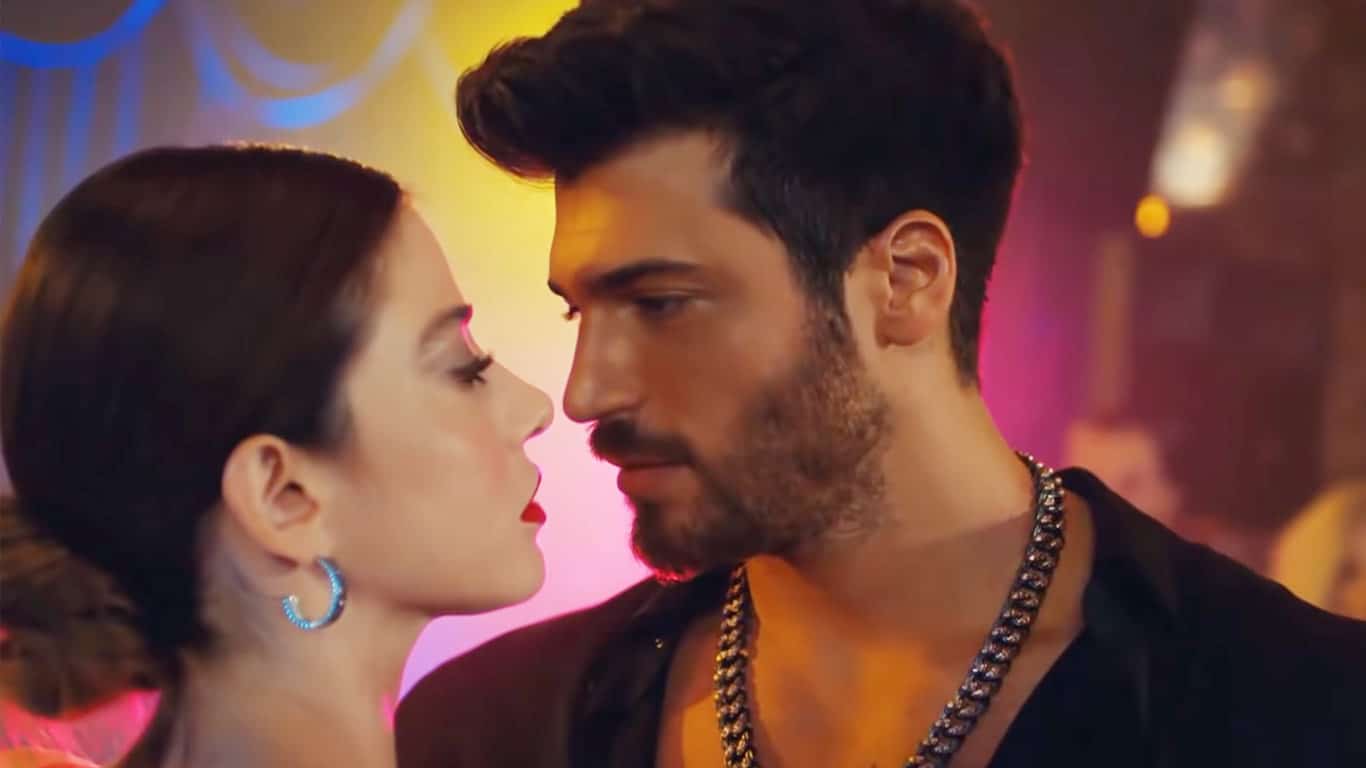 Can Yaman e Ozge Gurel tornano a lavorare insieme e lei dice “Ritrovarci sul set …”