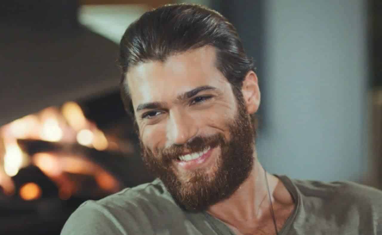 Can Yaman dolcissimo con Francesca Chillemi “Quante cose …”