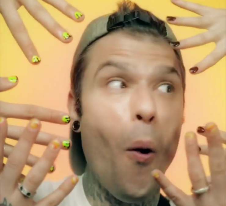 Fedez ha messo i suoi capi esclusivi su Vinted, venduti in un battibaleno, tutti hanno avuto ottime recensioni