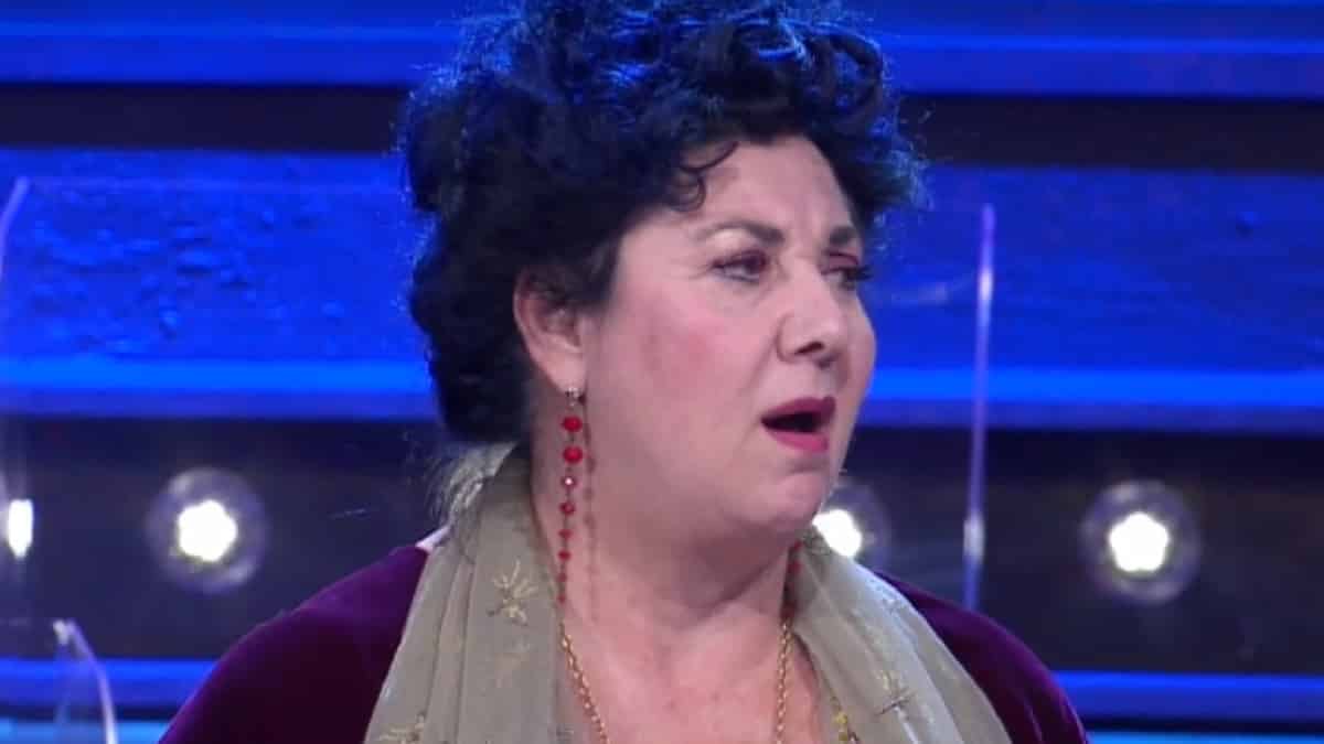 I Soliti ignoti, Marisa Laurito ospite in studio commette un errore e Amadeus rimane di ghiaccio