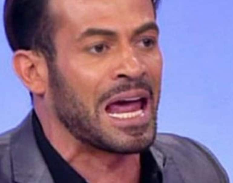 Gianni Sperti una furia sui social: “Mi criticate ma …”