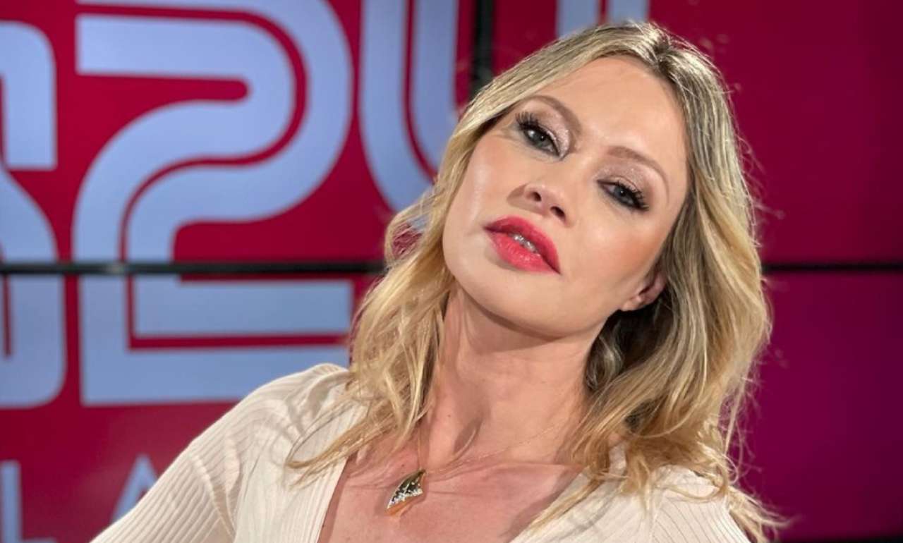 I fatti vostri, Anna Falchi in grande imbarazzo dice a Salvo Sottile “Non sono mai stata così volgare”, la risposta di Sottile