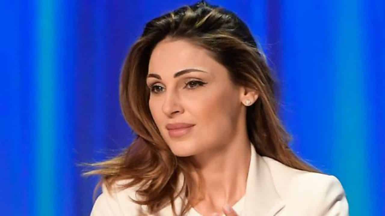 Anna Tatangelo accende i suoi fan  posta nuova foto che mette in risalto il suo fisico tutte curve