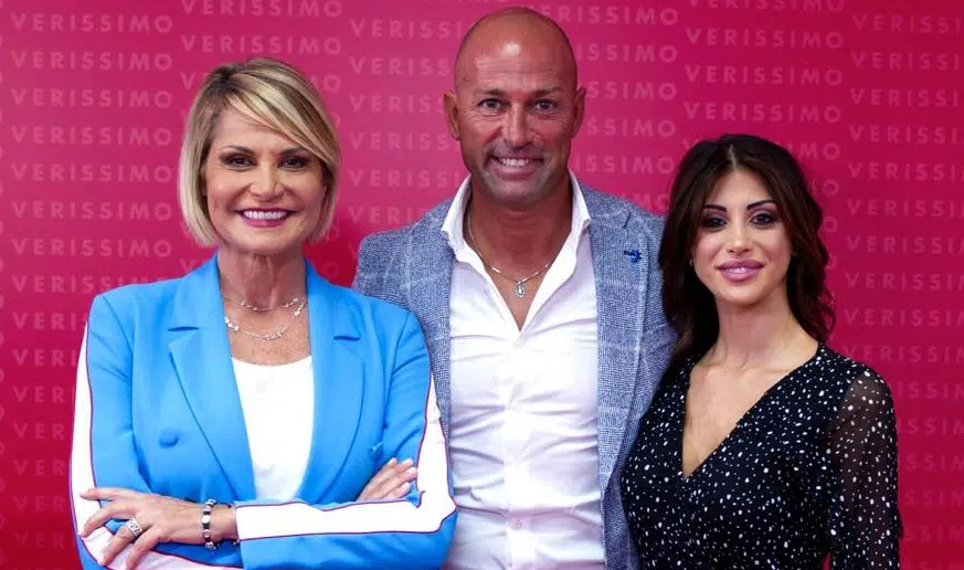 Simona Ventura massacrata sui social, posta uno scatto senza filtri e la fidanzata dell’ex marito interviene duramente