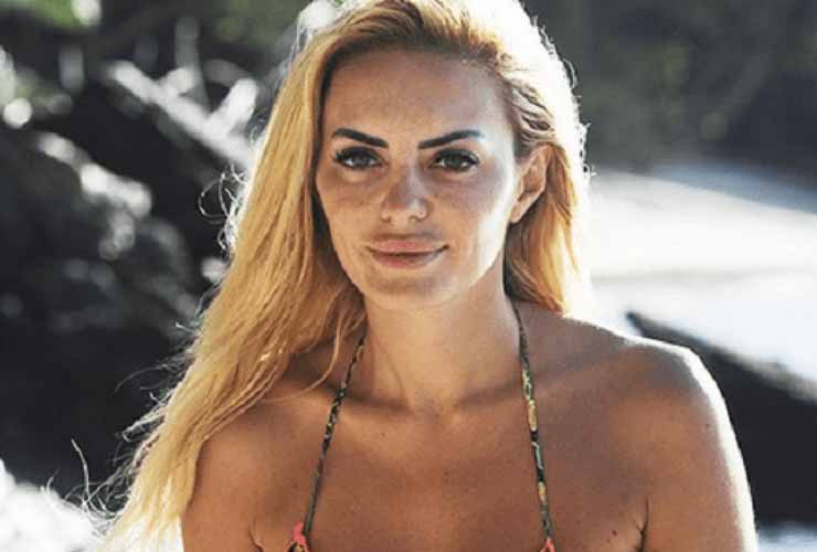 Elena Morali nella bufera, pubblica una foto e le dicono “Sei in vacanza con i soldi degli altri …”, la Morali risponde al veleno