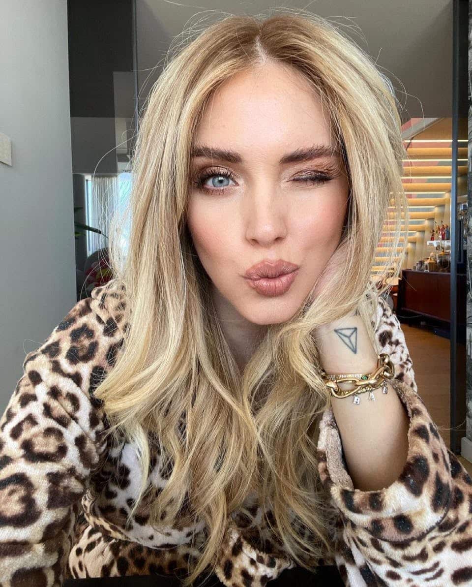 Chiara Ferragni nella bufera, posta una foto, il web si rivolta, lei risponde e asfalta tutti