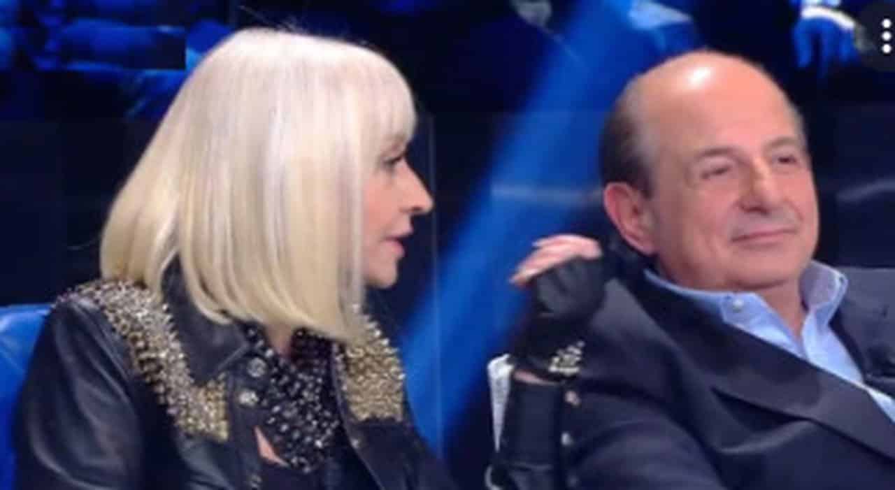 Giancarlo Magalli nella bufera, l’agente di Raffaella Carrà fuori di sé dice “non è vero quello che dice” e poi attacca anche Pippo Baudo