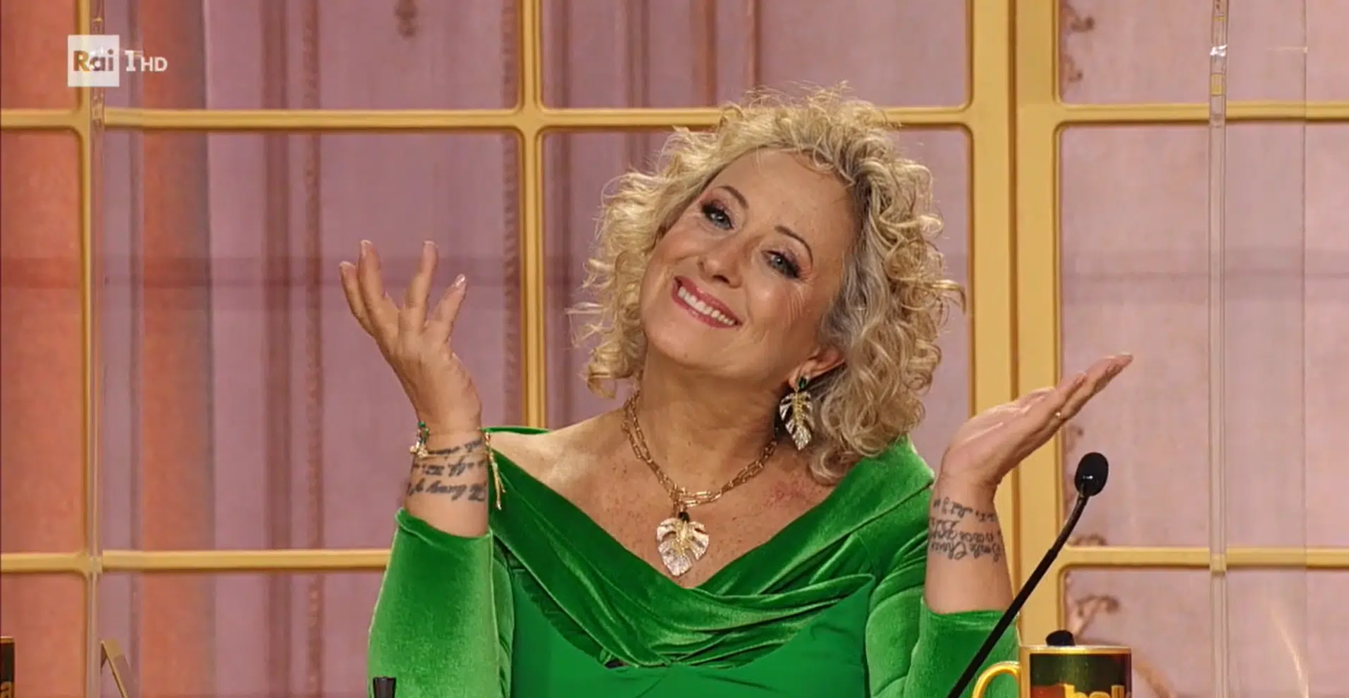 Carolyn Smith diretta risponde “Non faccio il giudice di Amici quindi …”