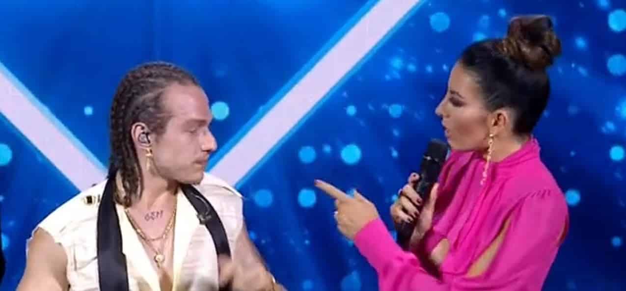 Irama fuori di testa per Elisabetta Gregoraci, momenti di grande imbarazzo, il web si scatena