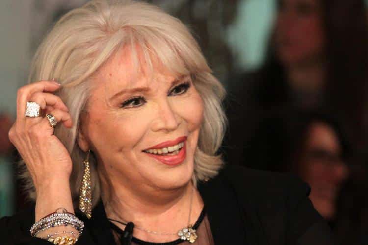 Amanda Lear umiliata: “Ha preso le magliette e se ne è andata senza pagare”