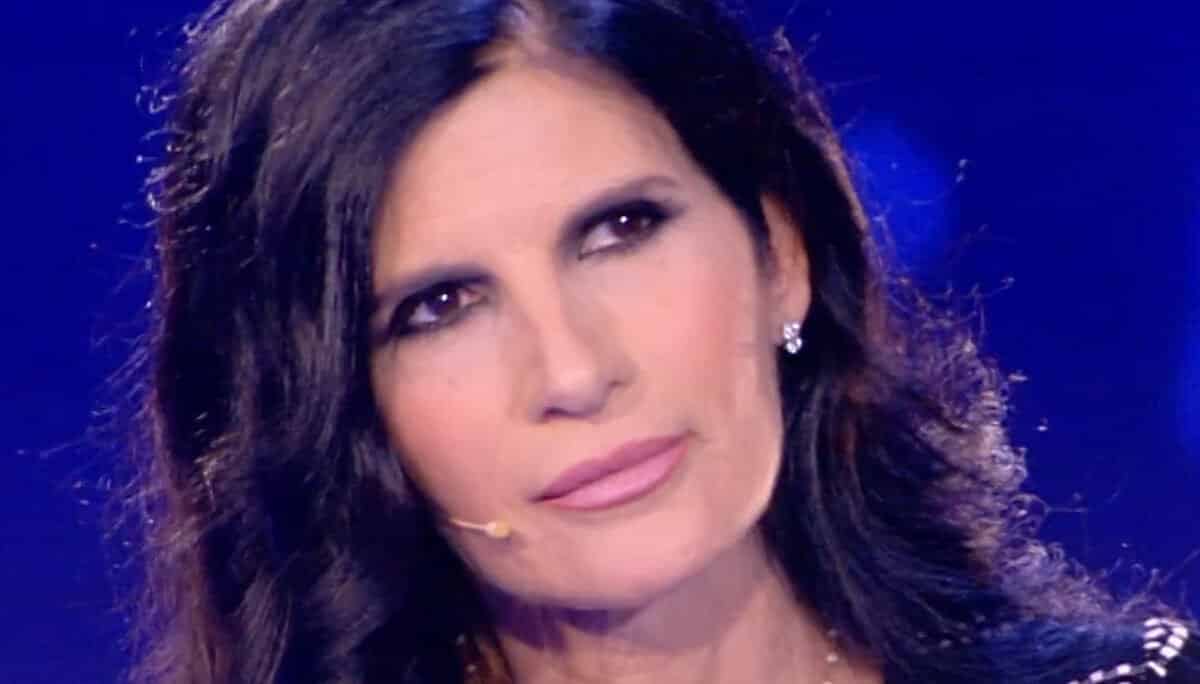 Pamela Prati diretta sul motivo per cui copre sempre il collo