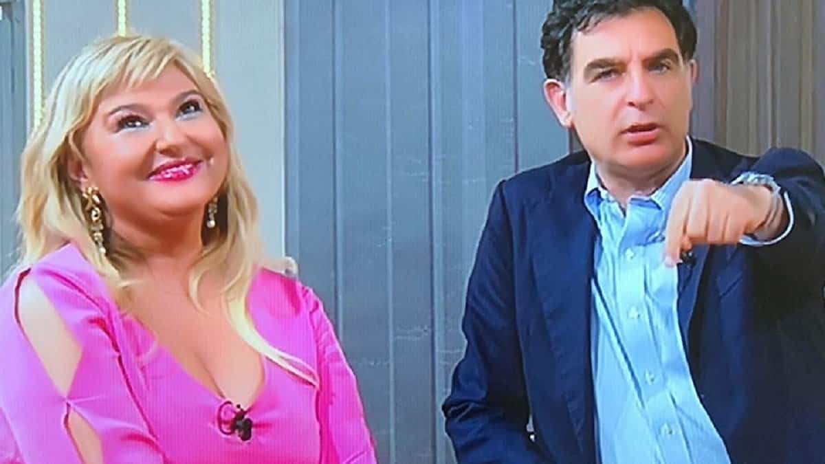 Unomattina in famiglia, Monica Setta arriva in ritardo e Tiberio Timperi dice: “Ormai …”, gelo in studio