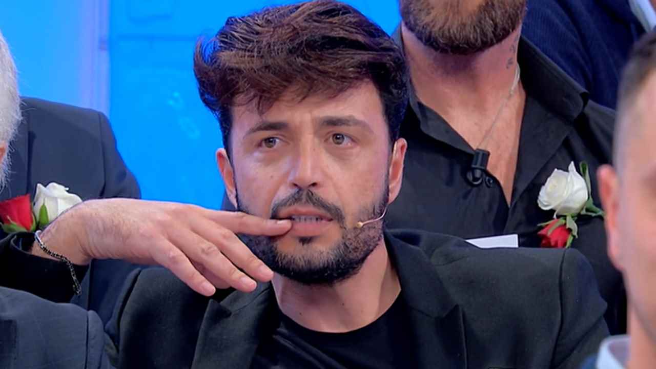 Uomini e Donne, Armando minaccia Maria De Filippi, interviene furioso Gianni Sperti, cosa succede dopo tra i due uomini