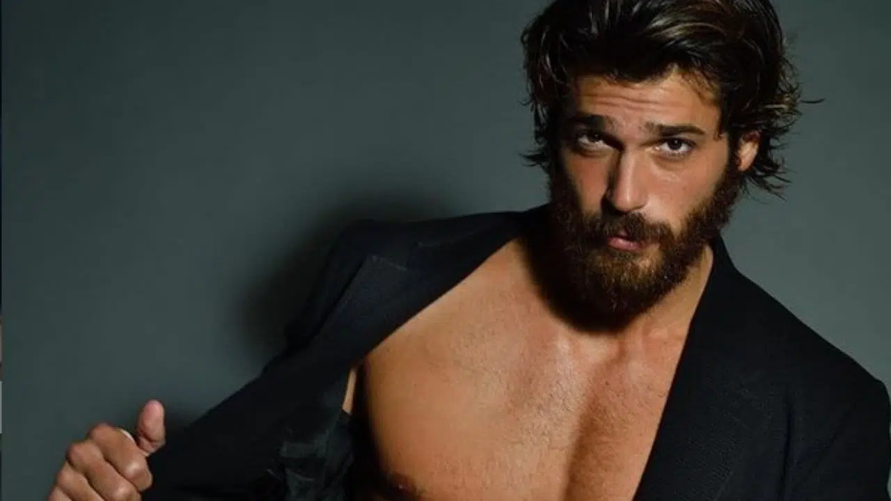 Can Yaman scrive un messaggio per Raoul Bova su Instagram “Domani …”