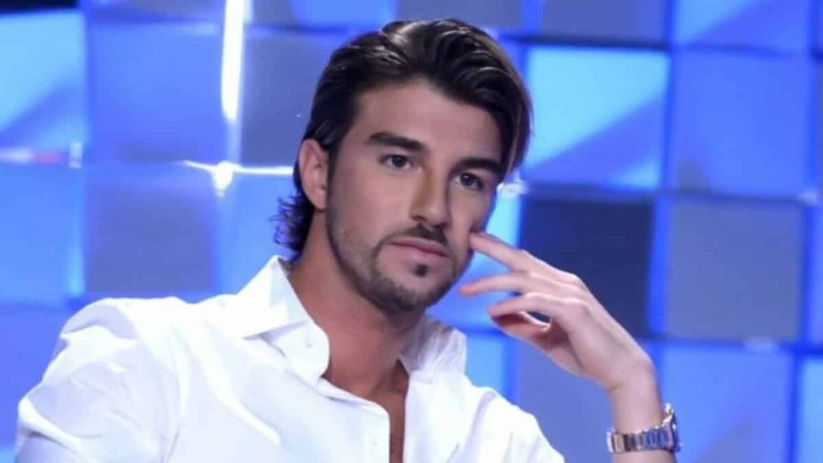 Andrea Damante scrive un post per la sua fidanzata e Roberto Alessi al veleno “Sembra …”