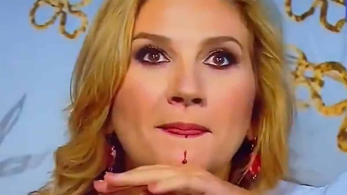 Oggi è un altro giorno, Serena Bortone inizia a perde sangue in diretta, panico in studio