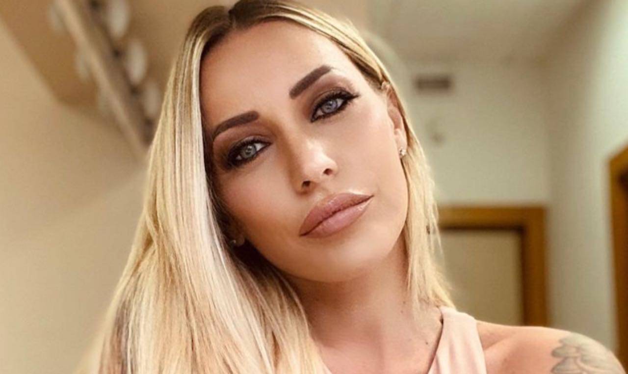 Karina Cascella lontana dai social, i follower la danno per morta e lei fuori di sè reagisce