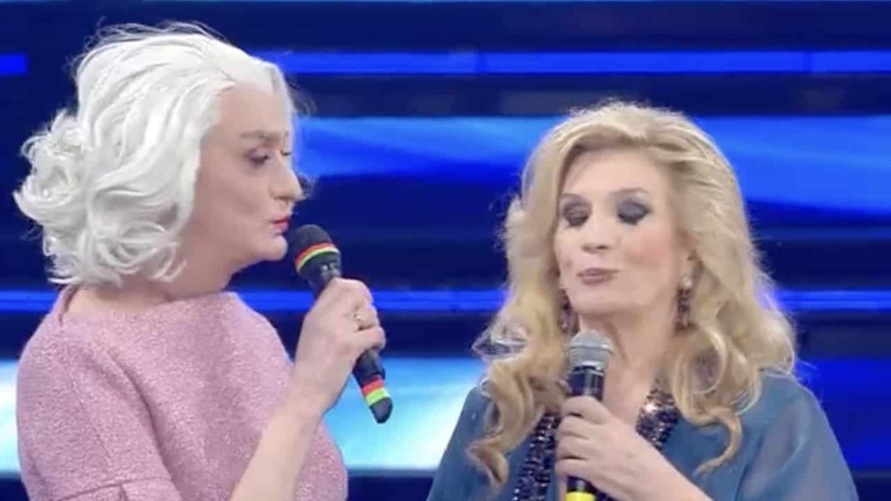 Sanremo, Iva Zanicchi fa una battuta a Drusilla “Tu hai qualcosa più di me” e Drusilla le risponde e la gela