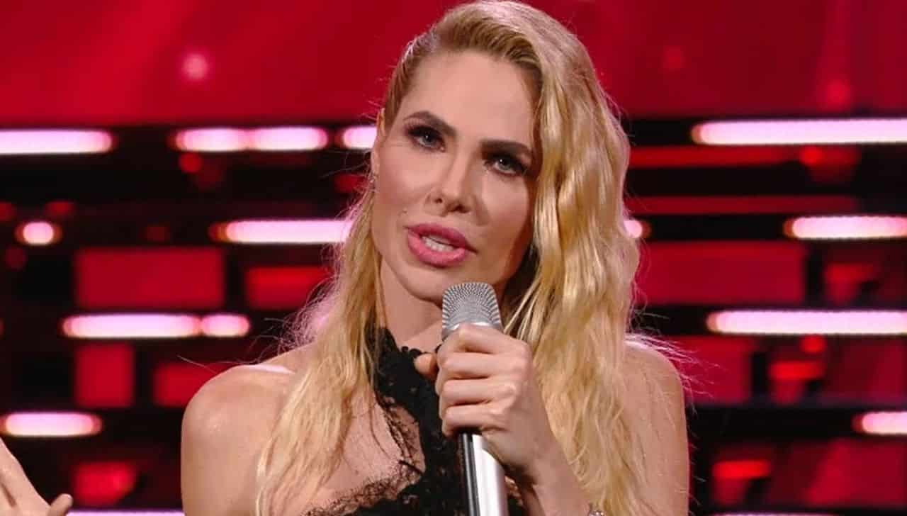 Ilary Blasi scatenatissima con Nicola Savino e Vladimir Luxuria a cena per brindare alla fine dell’Isola dei famosi