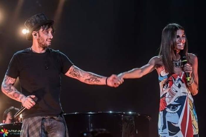 Bianca Guaccero e Fabrizio Moro fotografati nella notte, restano soli dopo aver lasciato Renato Zero