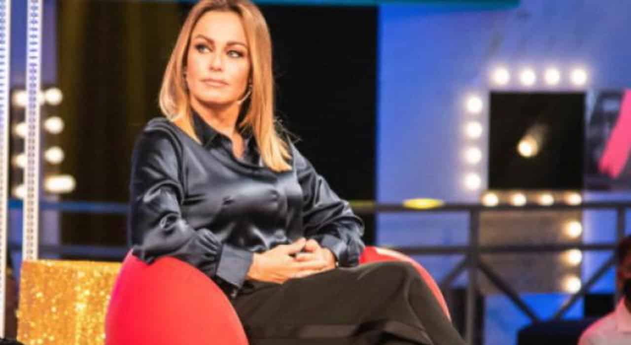 GF Vip, Ilary Blasi ospite di Alfonso Signorini e il web massacra Sonia Bruganelli …