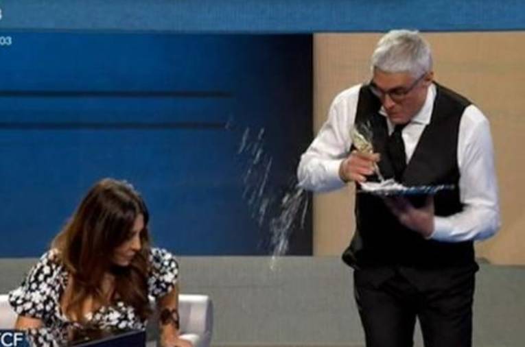 Che tempo che fa, Fabio Fazio offre un bicchiere di champagne a Sabrina Ferilli ma il cameriere …